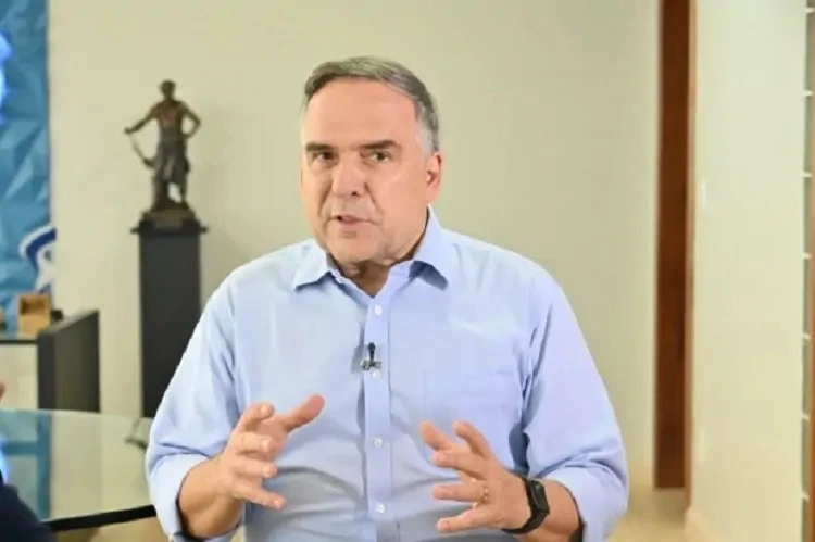 O prefeito de Goiânia, Sandro Mabel (UB), declarou em 18.out.2025 que pessoas condenadas e monitoradas por tornozeleira eletrônica que não estejam trabalhando 