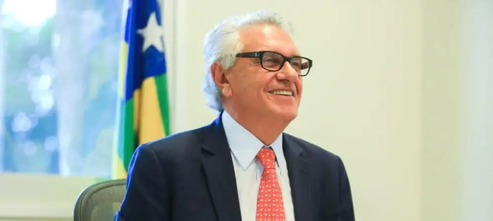 O governador de Goiás, Ronaldo Caiado (UB), recebeu alta hospitalar nesta quarta-feira, 26.nov.2025, após passar cinco dias internado em São Paulo para tratar uma arritmia cardíaca. Ele informou que continuará em observação na capital paulista por mais uma semana, com agenda reduzida e despachos remotos.