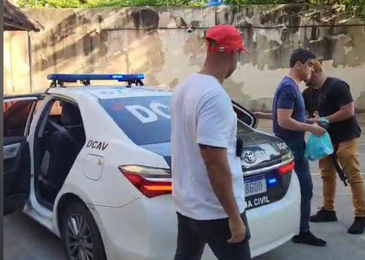 A Delegacia da Criança e do Adolescente Vítima (Dcav) prendeu nesta quarta-feira 1.out.2025) o ex-deputado goiano, Iram de Almeida Saraiva Junior, também ex-vereador de Goiânia e médico em Niterói (RJ).