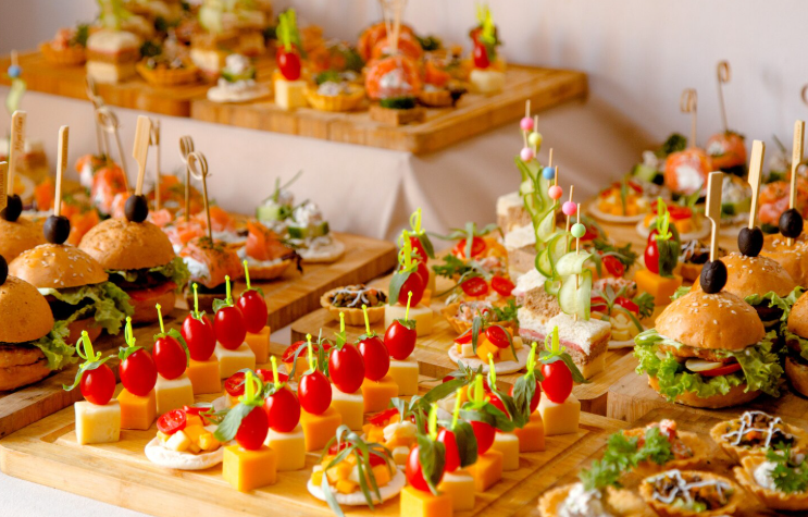 A Polícia Civil de Goiás e a Vigilância Sanitária interditaram, nesta terça-feira 928.out.2025), o Dom Mascavo Buffet, conhecido por fornecer alimentos a órgãos públicos e festas de alto padrão em Goiânia.