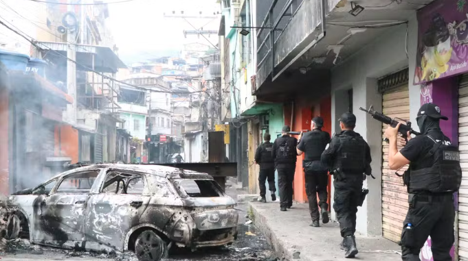 A operação contenção, deflagada nesta terça-feira (28.out.2025) nos complexos da Penha e do Alemão, na zona norte do Rio, já é considerada a mais letal da história do stado, com 64 mortos sendo 60civis e quatro agentes de segurança, segundo dados do Instituto Fogo Cruzado.