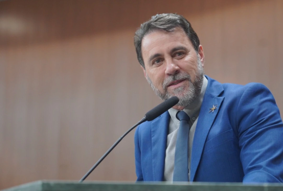 O deputado estadual Veter Martins (UB) apresentou à Assembleia Legislativa de Goiás (Alego) o projeto de lei nº 25.656/25, que reconhece pessoas com fibromialgia, síndrome de fadiga crônica e condições dolorosas correlatas como detentoras dos mesmos direitos assegurados às pessoas com deficiência.