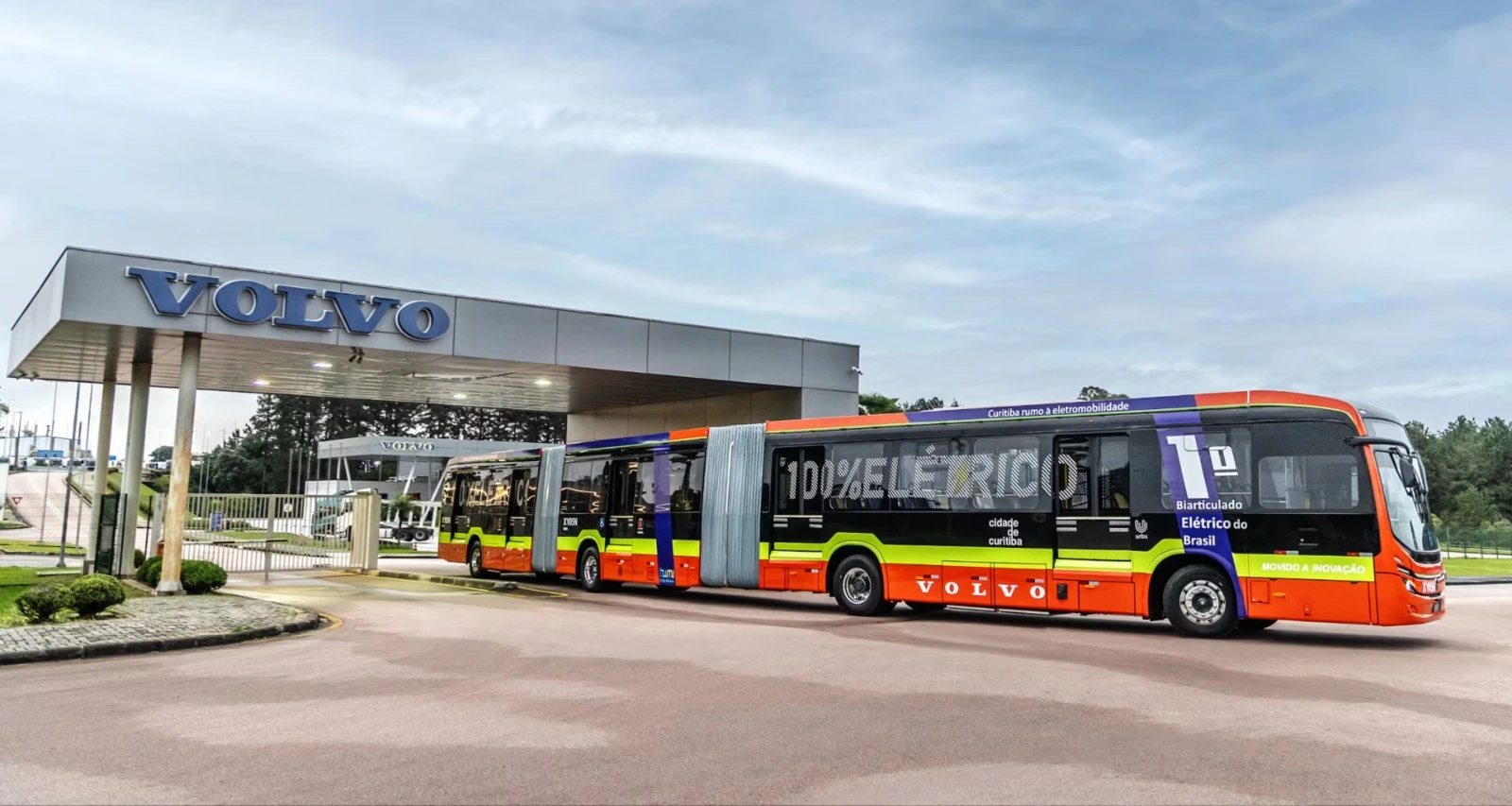 A Volvo Bus anunciou a entrega de 21 ônibus elétricos para o sistema BRT de Goiânia, tornando a capital goiana a primeira cidade do mundo a operar veículos biarticulados totalmente elétricos da marca.