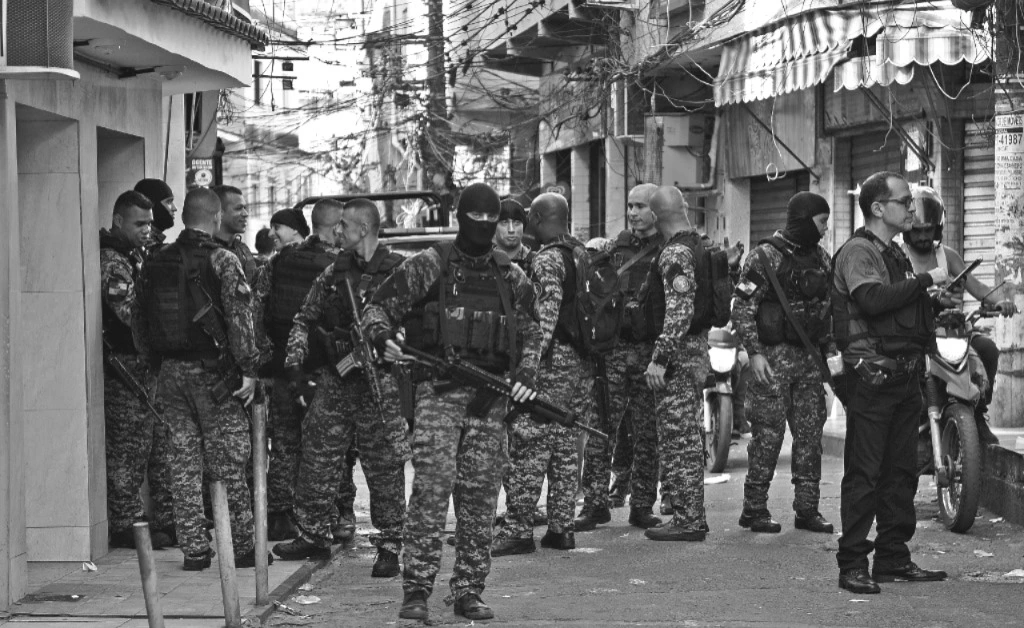 Agentes de segurança que atuam em comunidades do Rio de Janeiro enfrentam rotinas de trabalho altamente estressantes, marcadas por confrontos armados, territórios de difícil acesso e condições operacionais adversas.