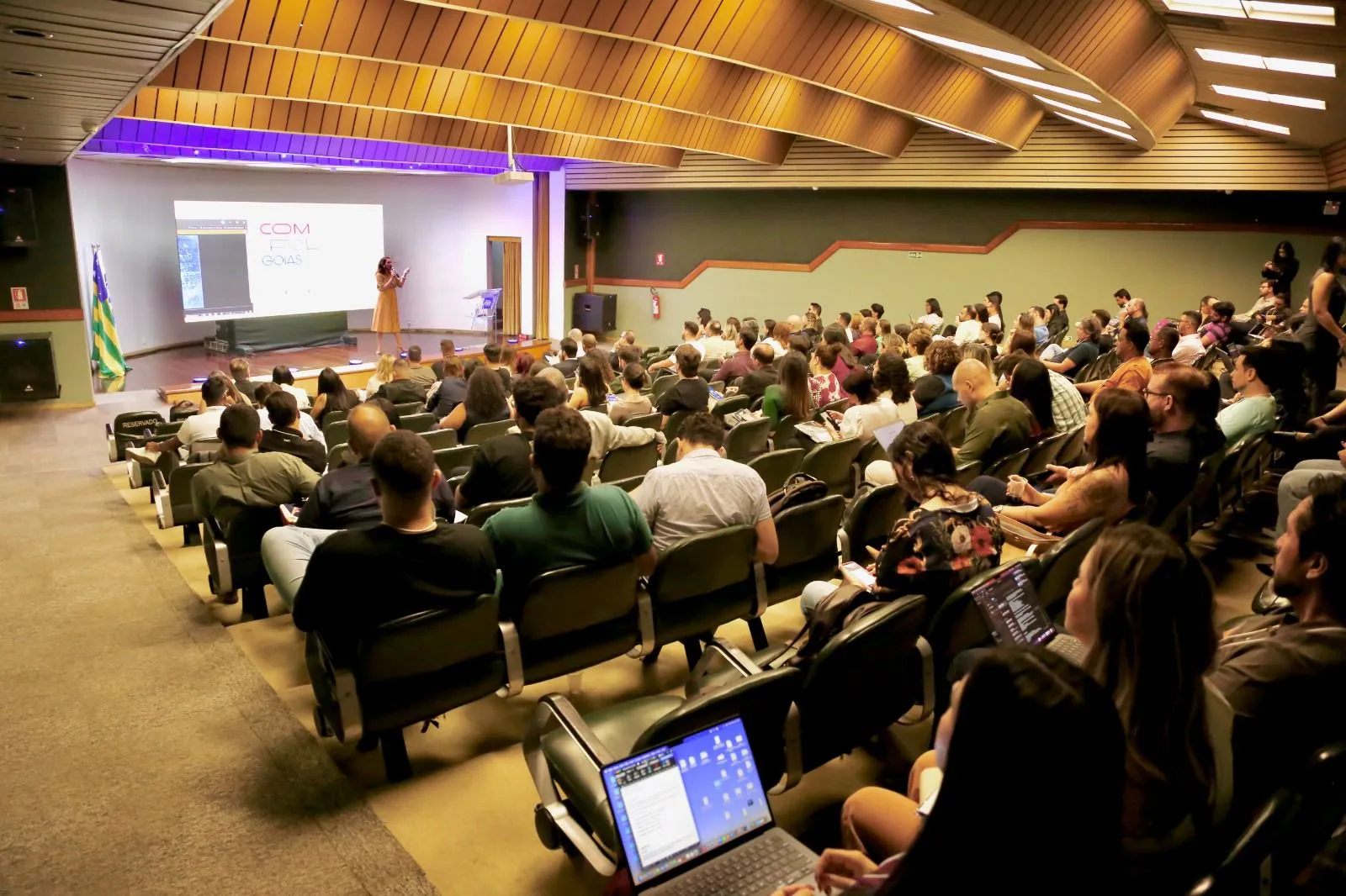 Com auditório lotado e sotaque goiano em destaque, o Compol Goiás reuniu 220 participantes e 32 especialistas em comunicação política nos dias 10 e 11.out.2025, na Fieg – Casa da Indústria, em Goiânia. O evento consolidou o protagonismo regional no debate sobre estratégias, narrativas e inovação na comunicação pública e eleitoral brasileira.