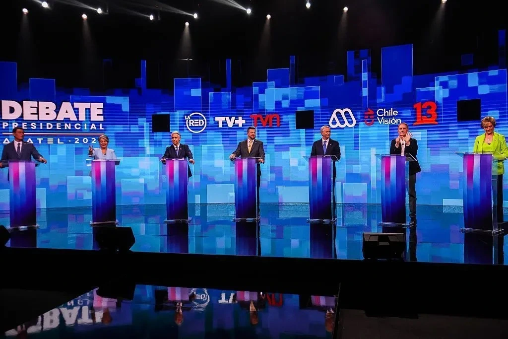 O Chile realizará o segundo turno presidencial em (14.dez.2025), após o primeiro turno de (16.nov.2025) confirmar uma disputa polarizada entre Jeannette Jara do partido comunista, e José Kast, da direita radical