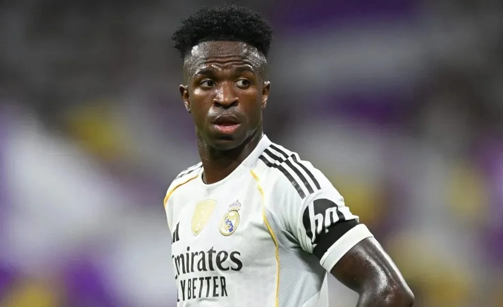 O atacante brasileiro Vinícius Júnior pode deixar o Real Madrid ao fim da temporada 2025/2026. Segundo o jornal alemão Bild, o clube plenaja negociar o jogador em meio a desentendimentos com o técnico Xabi Alonso e episódios recentes de indisciplina.
