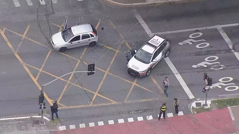 Um tiroteio ocorrido na madrugada desta segunda-feira (17.nov.2025) bloqueou totalmente o tráfego na Avenida Eliseu de Almeida, no bairro da Vila Sônia, zona oeste de São Paulo.