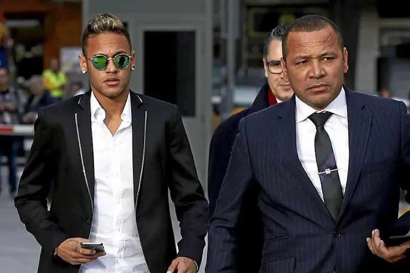 Neymar da Silva Santos, pai do jogador Neymar, adquiriu os direitos comerciais da marca Pelé em uma negociação milionária confirmada por fontes envolvidas no acordo, segundo a folha de São Paulo