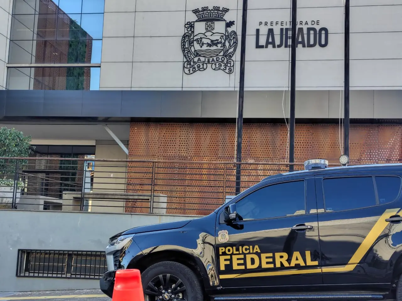 A Polícia Federal deflagou nesta terça-feira (11.nov.2025) a Operação Lamaçal para apurar o desvio de verbas públicas federais enviadas à prefeituras de Lajeado (RS) após as enchentes de 2024.