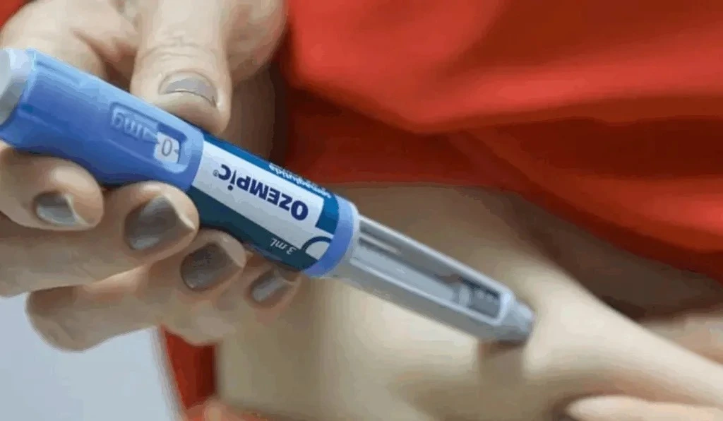 Relatos de pacientes e estudos inicias sugreme que medicamentos da classe GLP-1, usados para tratar diabetes e obesidade, podem também reduzir impulsos ligados ao álcool e a outras drogas, abrindo uma nova frente de pesquisa no campo da dependência.