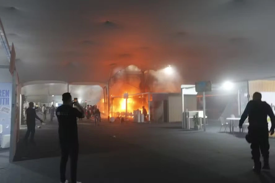 Informações preliminares indicam que um forno de micro-ondas pode ter provocado o incêndio que atingiu a Blue Zone da COP30, em Belém (PA), na tarde de (20.nov.2025). Segundo o corpo de bombeiros, o fogo foi controlado em cerca de 6 minutos, sem registro de vítimas.