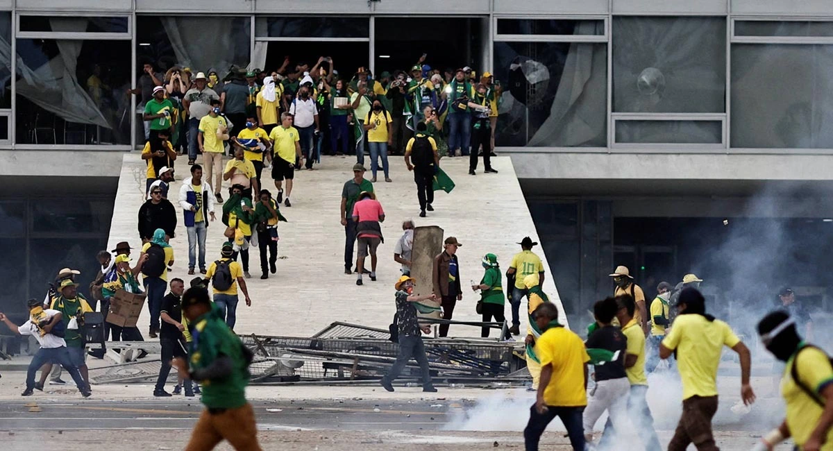 O projeto de anistia para envolvidos nos atos de 8.jan voltou ao centro das pressões de parlamentares bolsonaristas, que veem na medida uma saída para aliviar condenações e a situação jurídica de Jair Bolsonaro.
