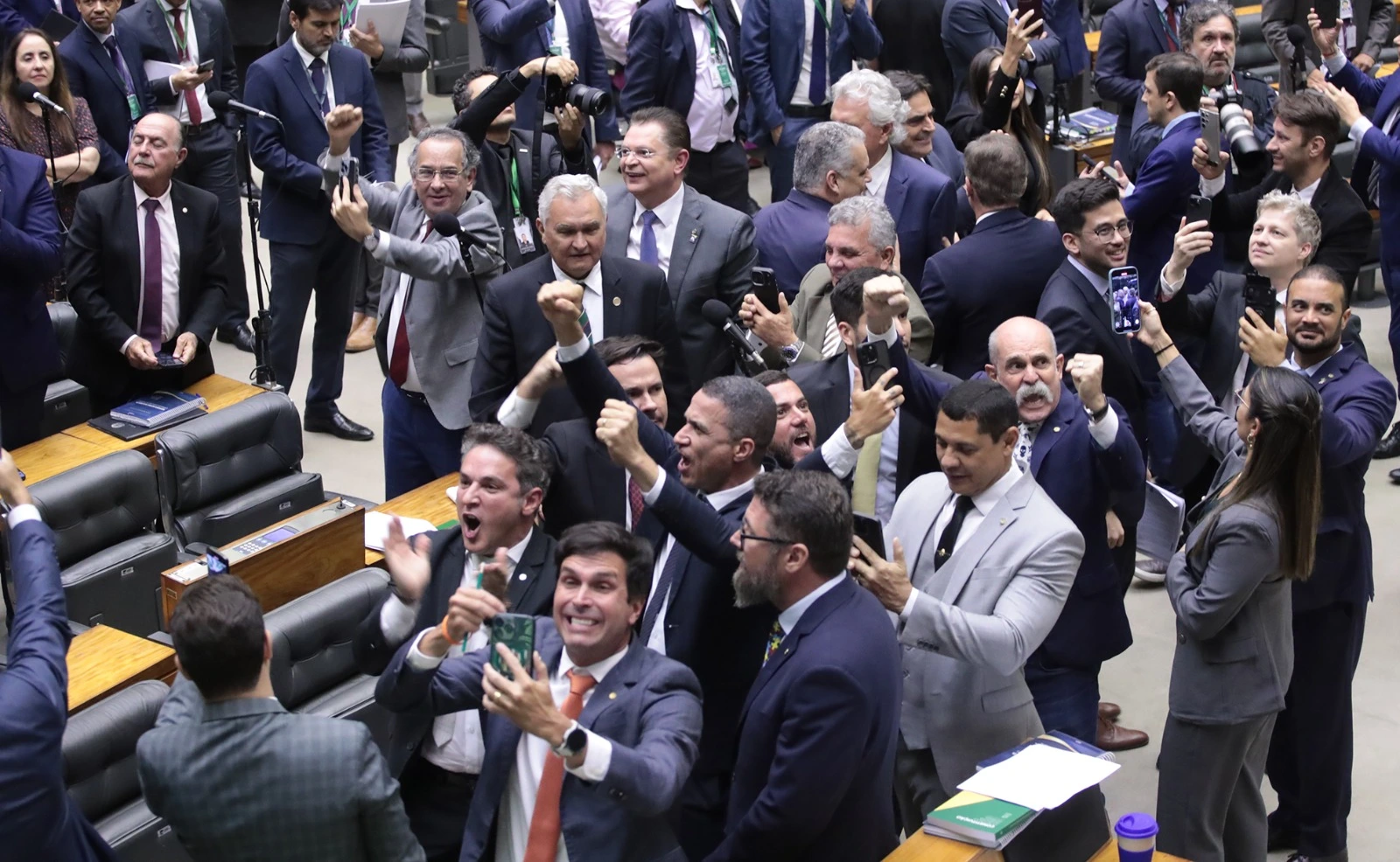 A Câmara dos Deputados aprovou em 18.nov.2025, por 370 votos a 110, o texto do PL Antifacção, remodelado como Marco Legal do Combate ao Crime Organizado, em articulação que uniu partidos do Centrão e da oposição e resultou em derrota política para o governo Lula.