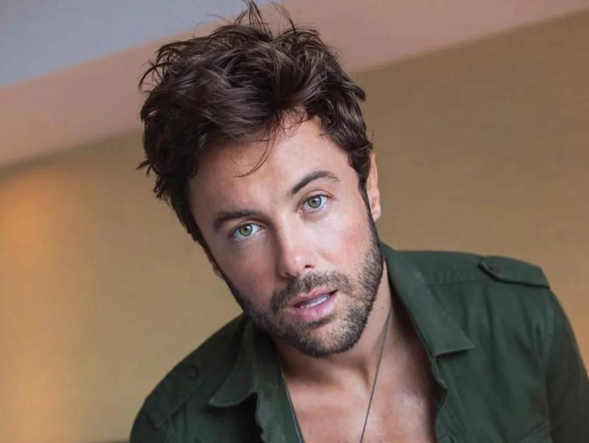 O ator Kayky Brito, 37, contou nas redes sociais que sofreu um acidente de bicicleta na noite de 26.nov.2025, dois anos após o atropelamento grave que o deixou em recuperação prolongada em 2023. Ele disse que passa bem e já está em casa.