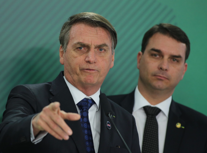 Aliados decidiram que o senador Flávio Bolsonaro (PL-RJ) será o principal interlocutor político do pai após o início do cumprimento da decisão do STF no caso da trama golpista.