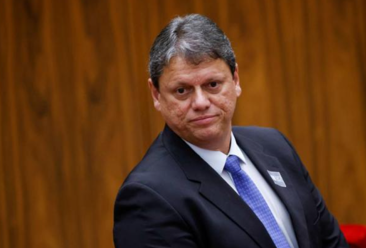 A disputa pela cabeça de chapa da direita em 2026 gira hoje em torno de um dilema: como Tarcísio de Freitas pode representar o legado bolsonarista sem prender às pautas mais radicais do clã Bolsonaro.