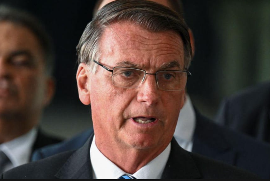 A insistência do clã Bolsonaro em manter a candidatura presidencial 