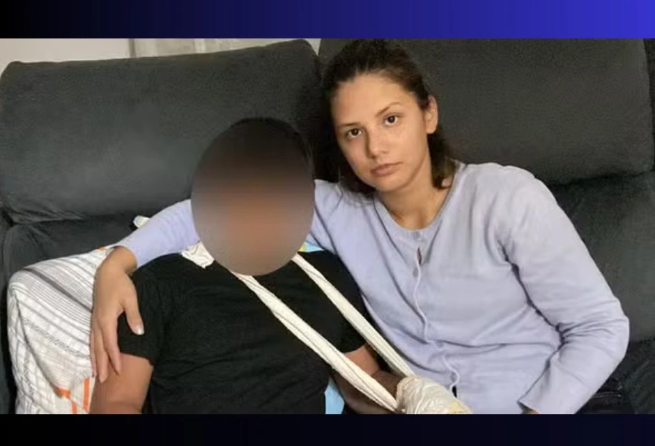 Um menino brasileiro de 9 anos perdeu parte da ponta de dois dedos após ter a mão prensada na porta do banheiro de uma escola pública em Cinfães, norte de Portugal, em 10.nov.2025, segunda relato da família.