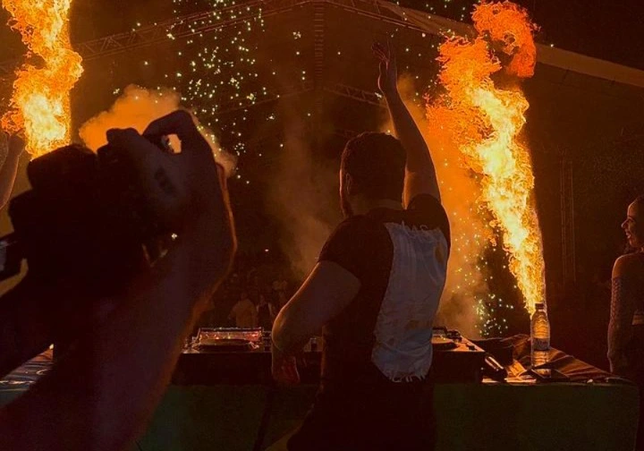 Nem a chuva dispersou o público que acompanhou o set do DJ Vitor Bueno em Aragoiânia, na região metropolitana de Goiânia. Aclamado pelo público como 