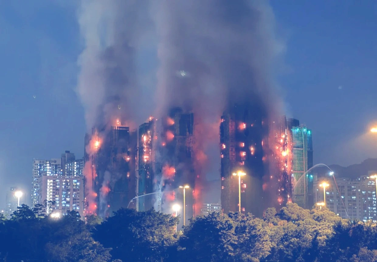 Um incêndio de grandes proporções em um conjunto de arranha-céus residenciais em Hong Kong deixou ao menos 55 mortos e quase 300 pessoas desaparecidas, no episódio mais grave do tipo na cidade em mais de 60 anos.