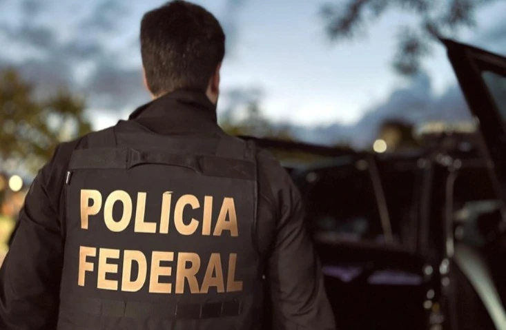 A Polícia Federal deflagou nesta quinta-feira (13) uma nova fase da Operação sem desconto, que apura um esquema bilionário de descontos associativos não autorizados em aposentadorias e pensões do INSS.