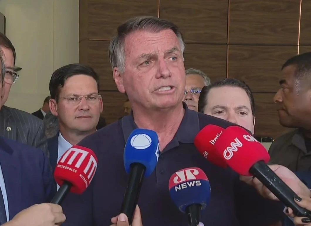 Com o transito em julgamento da condenação por trama golpista, Jair Bolsonaro inicia pena em regime fechado, perde espeço formal no PL e vê aliados discutirem novas vaquinhas via Pix para ajudar a cobrir multas e despesas.