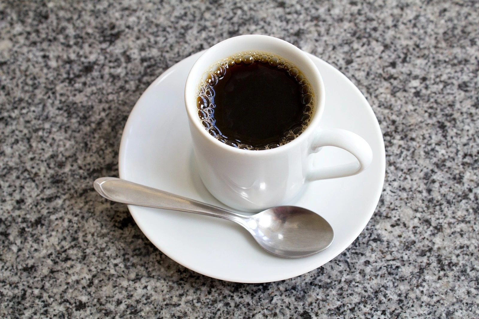 Um novo estudo conduzido por pesquisadores dos Estados Unidos indica que o consumo moderado de café pode proteger pessoas com fibrilação cardíacos irregulares e potencial risco de insuficiência cardíaca, coágulos e AVCs.