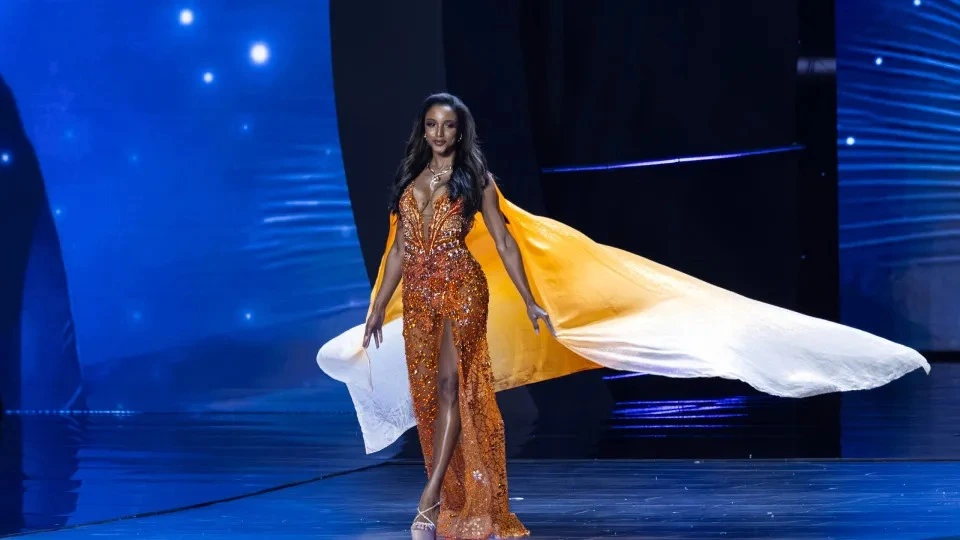 A modelo e médica jamaicana Gabrielle Henry, 28, continua na UTI de um hospital na Tailândia, após cair do palco durante a etapa preliminar do Miss Universo 2025.