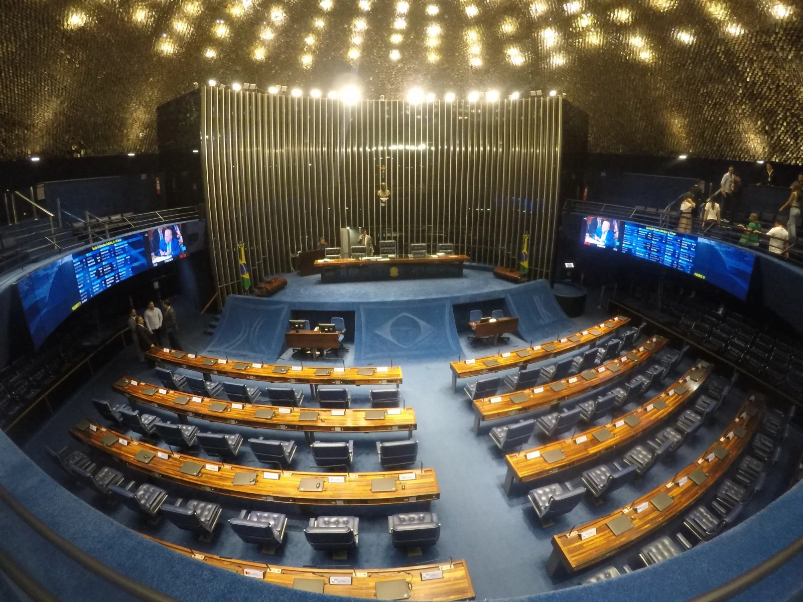 A Câmara dos Deputados aprovou, por 291 a 148, o projeto que reduz penas de condenados pelos atos de 8 de janeiro de 2023 e pela tentativa de golpe de Estado, incluindo o ex-presidente Jair Bolsonaro. O texto segue agora para o Senado e só terá efeito se virar lei.