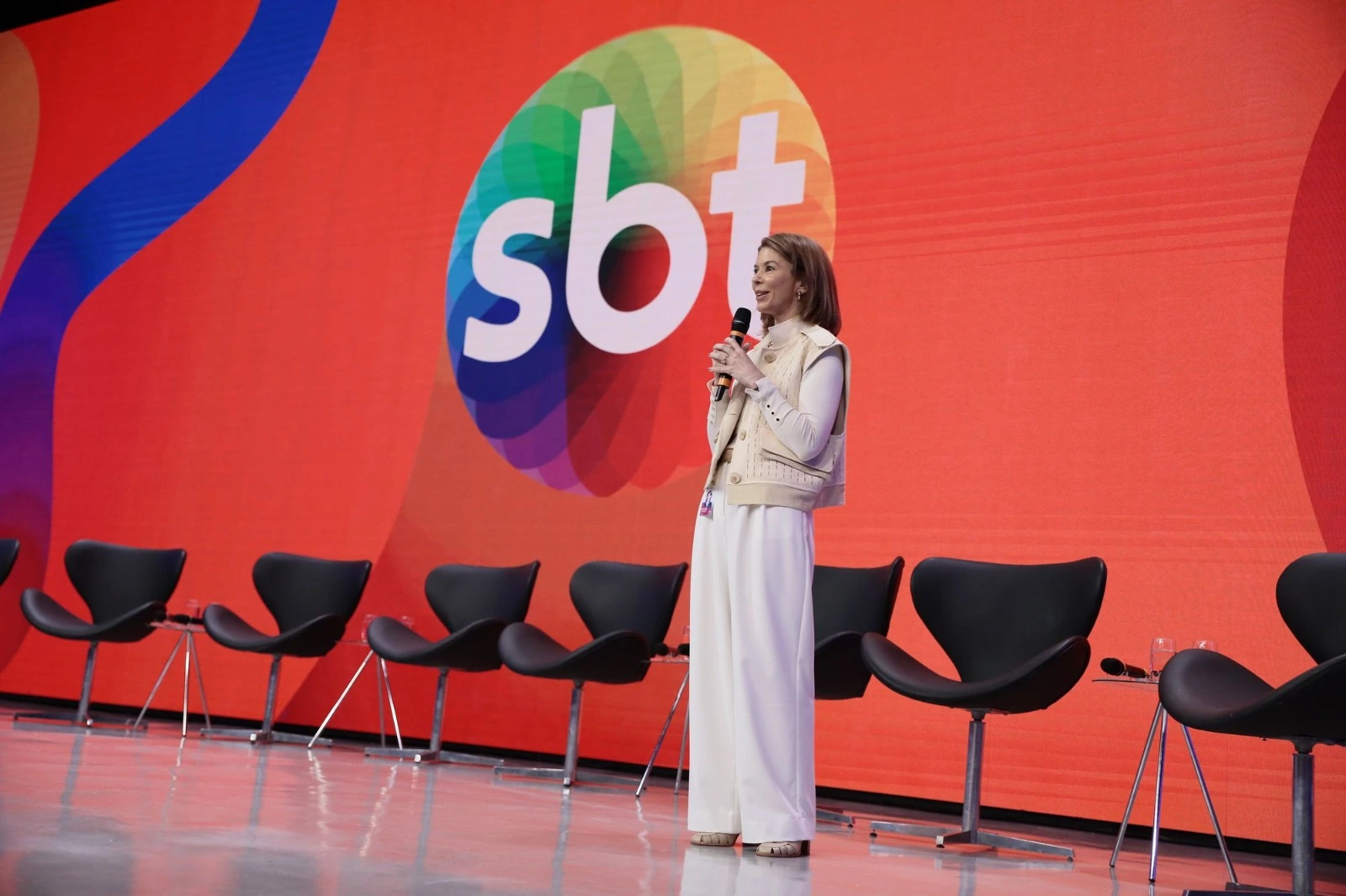 A estreia institucional do SBT News, com autoridades em Osasco (SP), gerou reação de perfis de direita que passaram a defender boicote à emissora e atacar a família Abravanel.