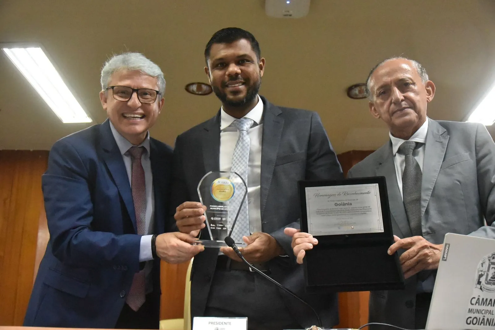 O presidente Romário Policarpo (PRD) e demais integrantes da Mesa Diretora da Câmara de Goiânia receberam, durante a Sessão Plenária desta terça-feira (16), o certificado e o troféu referentes ao Selo Ouro do Programa Nacional de Transparência Pública (PNTP), da Associação dos Membros dos Tribunais de Contas do Brasil (Atricon).