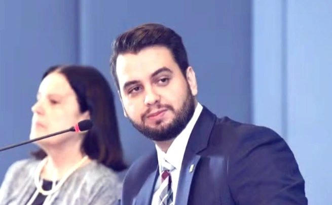 A PF cumpriu ordem para prisão domiciliar de Filipe Martins, após decisão do ministro Alexandre de Moraes. O caso reacende o debate sobre risco de fuga entre investigados e réus monitorados.