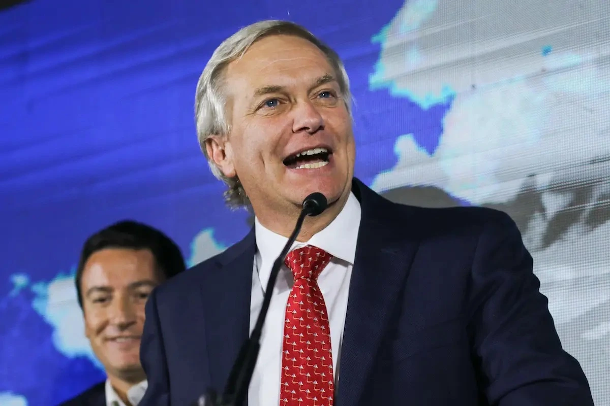 José Antônio Kast venceu o segundo turno da eleição presidencial do Chile com cerca de 58% dos votos, segundo apuração oficial, e deve assumir em 11.mar.2026.