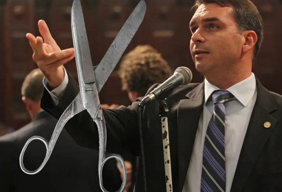 Flávio Bolsonaro passou a usar 