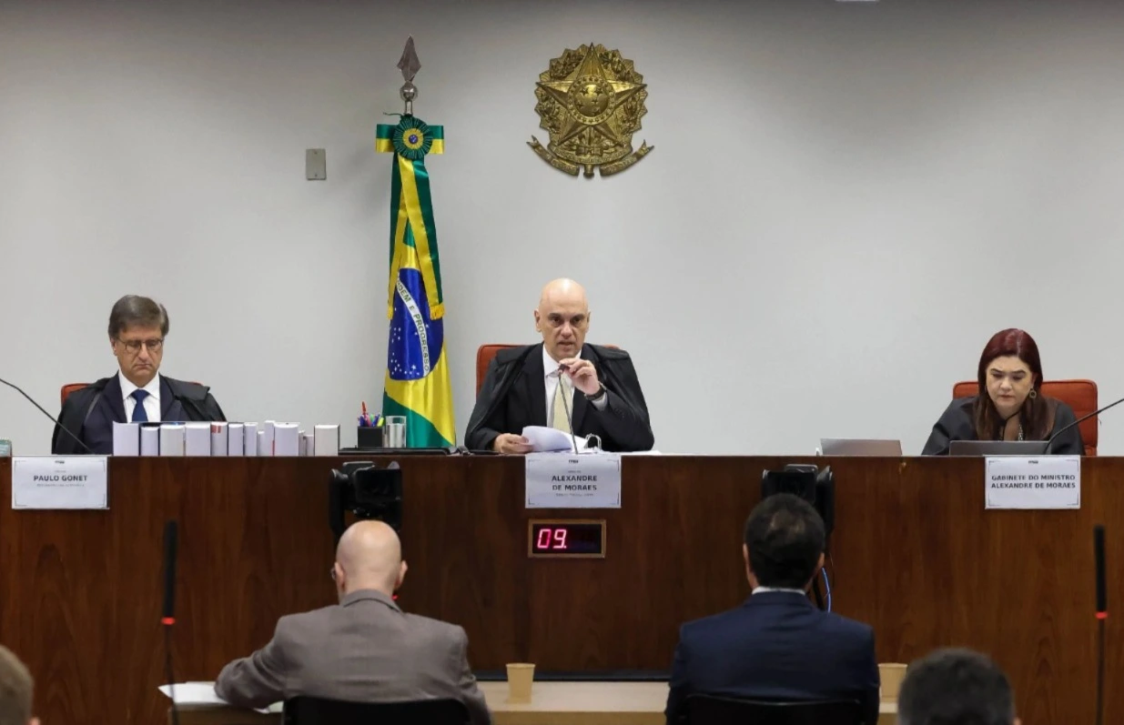 Após a tentativa de fuga de Silvinei Vasques, Moraes determinou 10 ordens de prisão domiciliar contra condenados da trama golpista. A PF cumpre as medidas neste sábado (27).