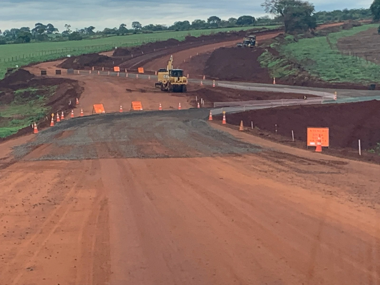 A preocupação ambiental nas obras geridas pelo IFAG se estende à própria rotina do canteiro de obras. A construção sustentável exige controle de erosão e drenagem para proteger rios e nascentes, além de rigoroso gerenciamento de resíduos com rastreabilidade. Há também um cuidado direto com a população do entorno: medidas são adotadas para reduzir a emissão de poluentes, ruídos e poeira, garantindo a saúde das comunidades locais.