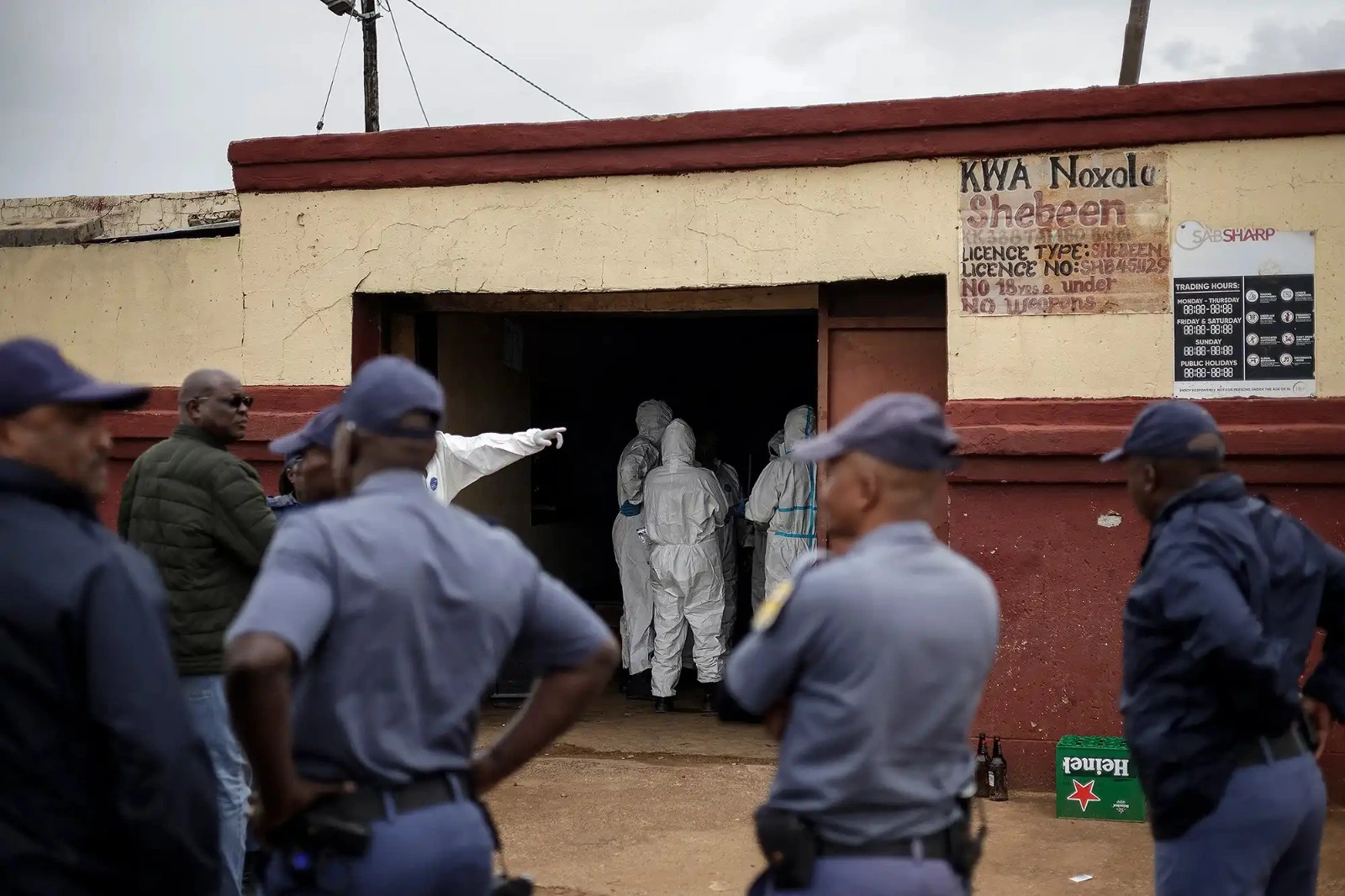 Nove pessoas morreram e ao mesmo 10 ficaram feridas após um tiroteio em uma taverna no distrito de Bekkersdal, a cerca de 40 km de Jonesburgo, na madrugada de 21.dez.2025