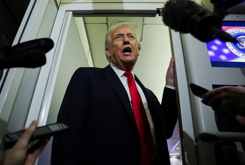 Em ligação recente, Donald Trump deu um ultimato a Nicolás Maduro: segundo relatos a imprensa, ofereceu salvo-conduto para o presidente venezuelano, sua família e aliados próximos em troca de saída imediata do país, Caracas rejeitou as condições.