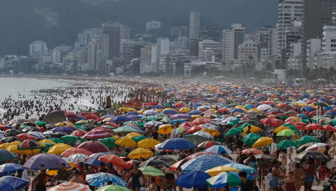 O episódio em Porto de Galinhas, no sábado (27.dez), reascendeu o debate sobre cobranças e pressão de comerciantes em praias brasileiras. A lei permite serviço, mas impõe limites.