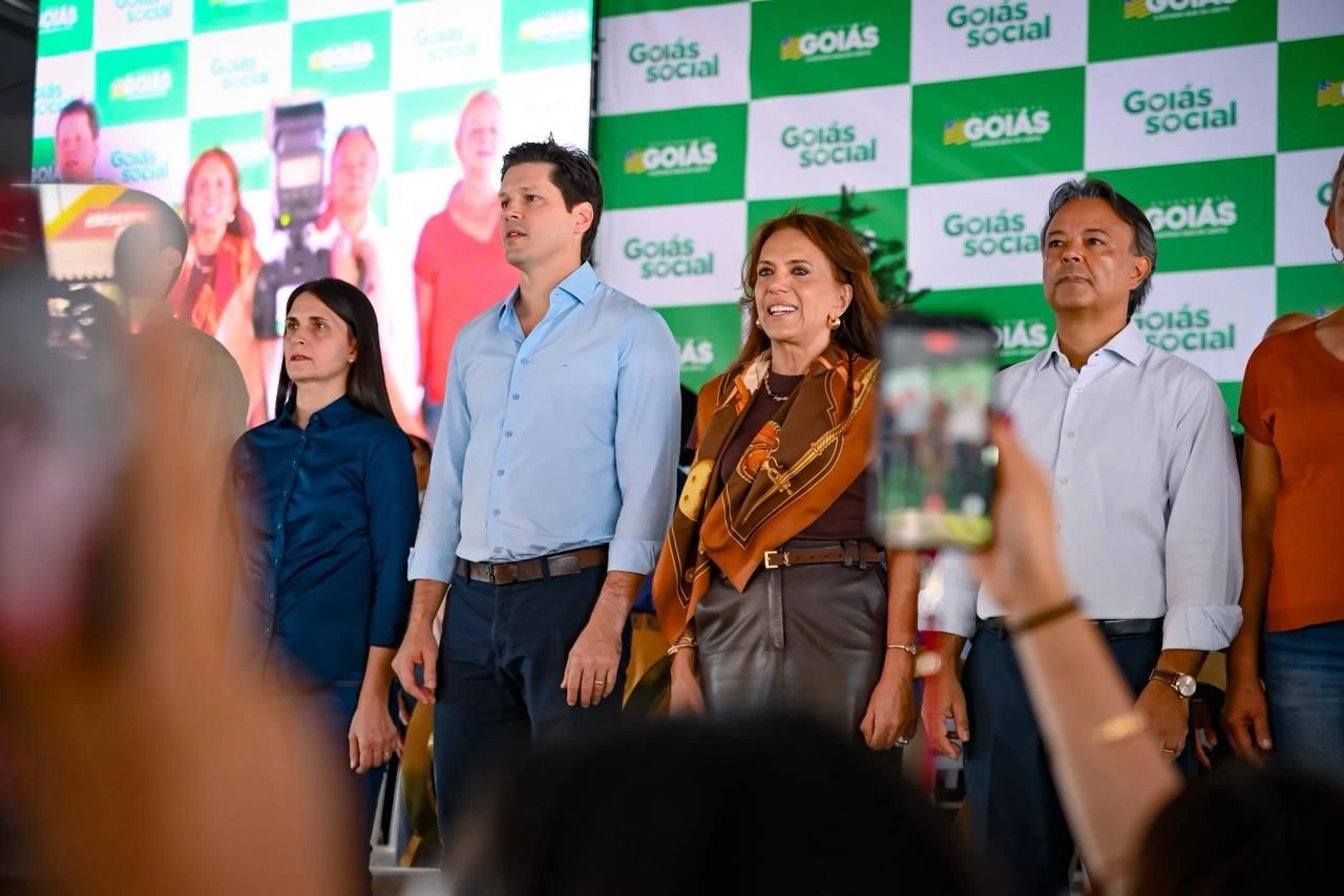 A entrega de veículos para a assistência social dos municípios, realizada na quarta-feira (17/12), transformou-se em uma demonstração de força política da base governista. Com a presença de 190 prefeitos, o evento comandado pelo vice-governador Daniel Vilela (MDB) e pela primeira-dama Gracinha Caiado (União Brasil) evidenciou a capilaridade e a solidez que sustenta a gestão liderada pelo governador Ronaldo Caiado (União Brasil).