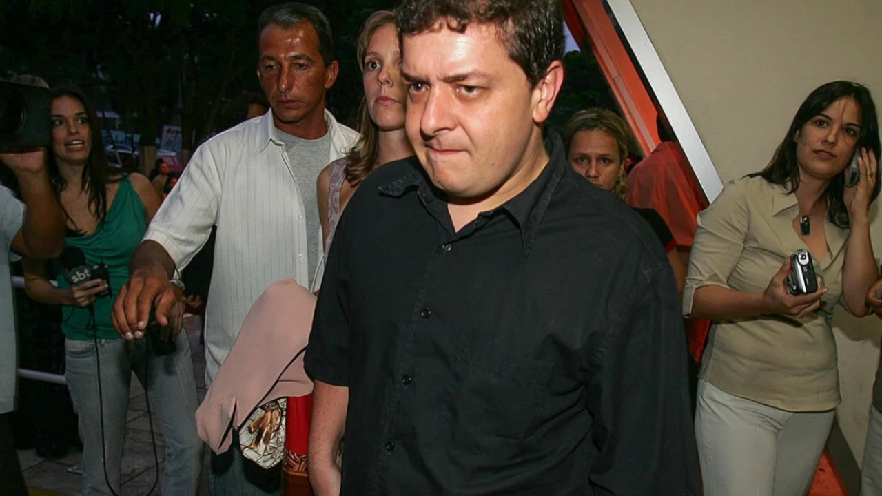 A citação ocorre na Operação Sem Desconto e entrou no debate político após a nova fase daflagrada esta semana: a oposição debate o assunto nas redes sociais e o governo diz que as investigações seguem sem interferência.