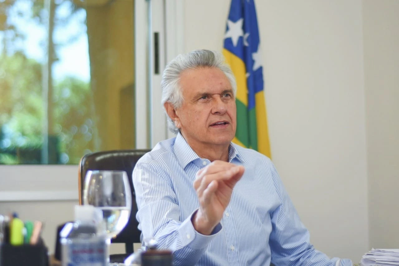 Caiado afirmou que Flávio Bolsonaro pode subir no palanque do vice-governador Daniel em Goiás, mesmo com dois como pré-candidatos ao Planalto.