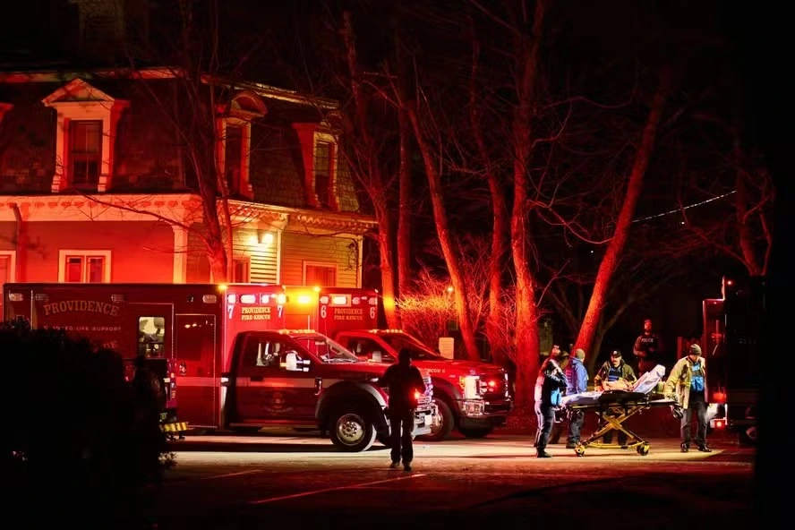 Em 2025, os Estados Unidos já registraram 389 ataques com armas de fogo, com destaques para nove casos em que escolas foram os alvos. O número elevado reacende o debate sobre a posse de armas e a segurança pública no país.