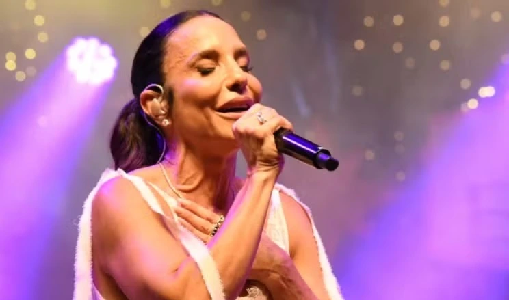 Ivete Sangalo se emociona no palco durante o Natal das Estrelas, em salvador , ao interpretar 