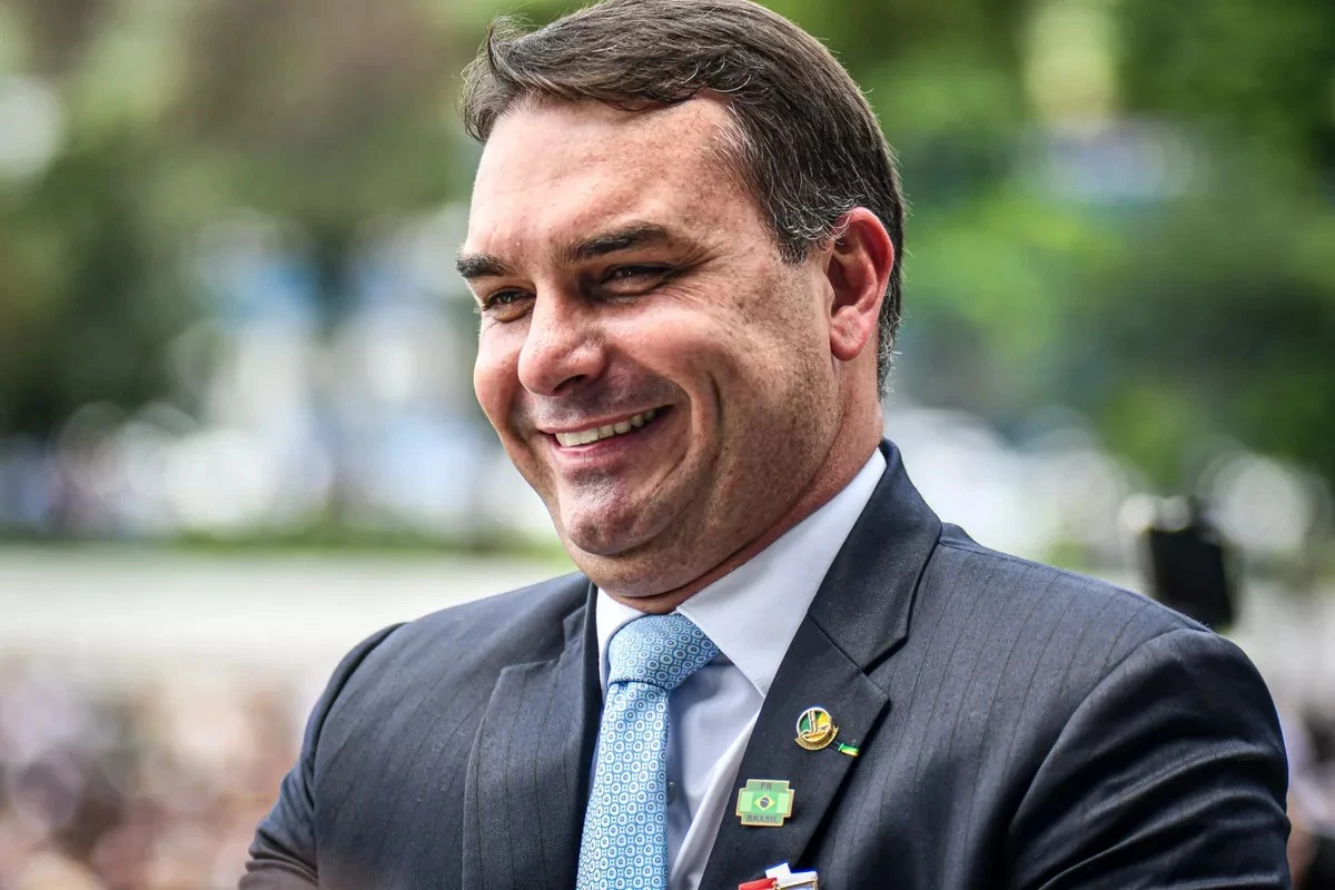 A pesquisa Quaest (16.dez.2025) colocou Flávio Bolsonaro numericamente à frente de Tarcísio no 1º turno e reforçou o argumento do senador para manter pré-candidatura.