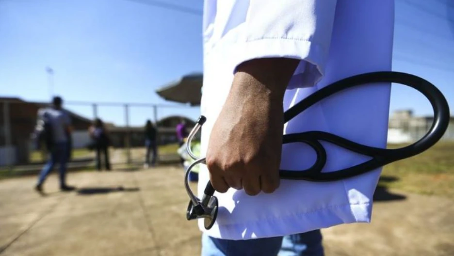 O Enamed 2025 mostra um alerta na formação médica: entre concluintes de faculdades privadas, cerca de 4 em cada 10 não alcançaram a proficiência mínima definida pelo exame.