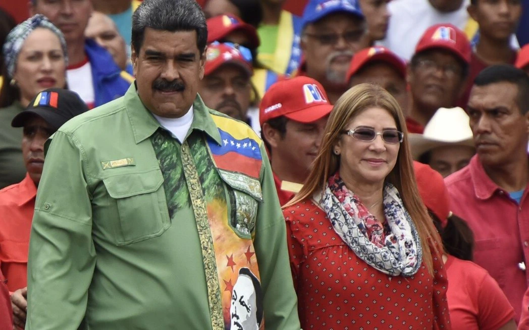Explosões em Caracas e uma legação inédita: Trump disse que maduro e a esposa foram capturados e retirados do país. O governo venezuelano não confirmou.