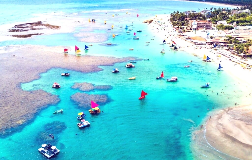Porto de Galinhas, em Ipojuca (PE), amanheceu com a orla quase vaia (quinta-feira 1º), em plena alta no movimento.
