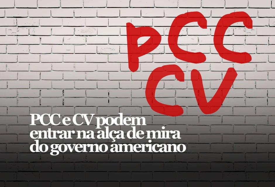 Se os Estados Unidos classificarem PCC e Comando Vermelho como organizações terroristas, o efeito prático vai muito além do simbolismo. A medida ampliaria o arsenal jurídico de Washington para atingir essas facções no campo financeiro, penal e diplomático. O primeiro impacto seria criminal: qualquer pessoa ou empresa sob jurisdição americana que forneça dinheiro, serviço, armas, transporte ou outro tipo de apoio pode ser acusada de “apoio material ao terrorismo”, crime federal previsto na lei dos EUA. Também haveria bloqueio de bens e transações. Com a designação, ativos ligados aos grupos podem ser congelados, e bancos que operam com o sistema em dólar passam a ter obrigação de barrar operações suspeitas. Esse alcance costuma extrapolar as fronteiras dos EUA porque o dólar segue no centro do sistema financeiro global. Na investigação, FBI, Tesouro e agências de inteligência ganham base legal mais forte para rastrear redes financeiras, ampliar cooperação internacional e pressionar países e instituições que mantenham negócios com esses grupos. A própria Casa Branca vem defendendo o uso desse enquadramento contra organizações criminosas transnacionais. Para o Brasil, o maior efeito seria indireto, mas relevante: aumento da pressão sobre bancos, empresas e autoridades para cortar fluxos financeiros e endurecer a cooperação contra as facções. Fontes: Reuters, Departamento de Estado dos EUA, OFAC
